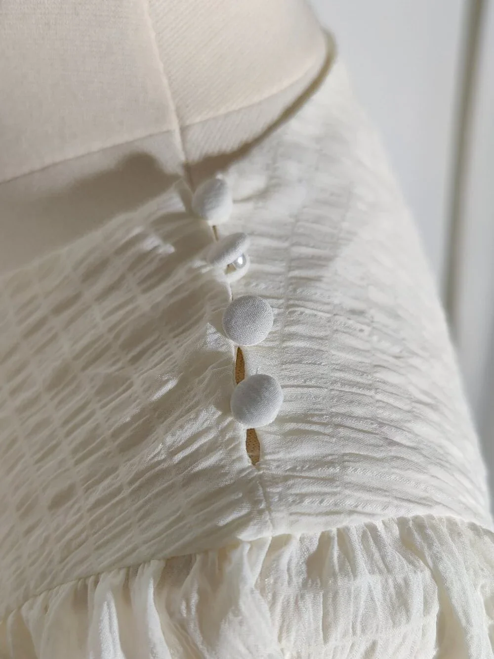 Who What Wear Ivory Crinkle Tiered Flutter Sleeve Mini Dress Size XS